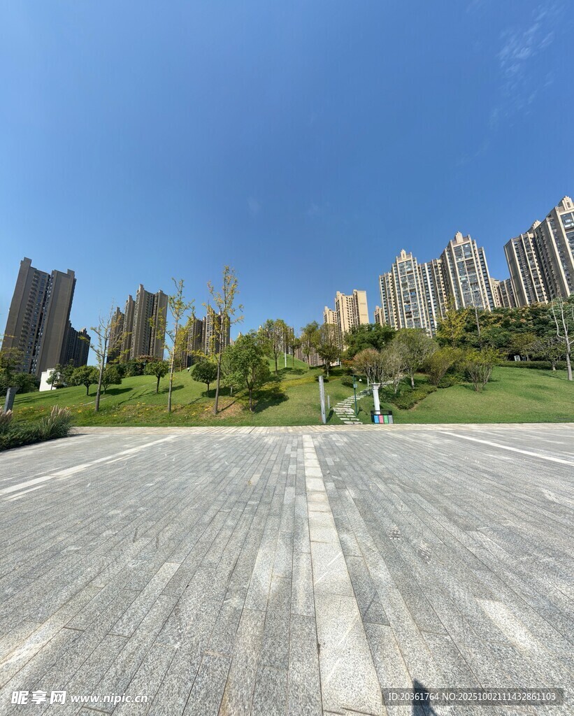 城市廣場與遠(yuǎn)處高樓景觀