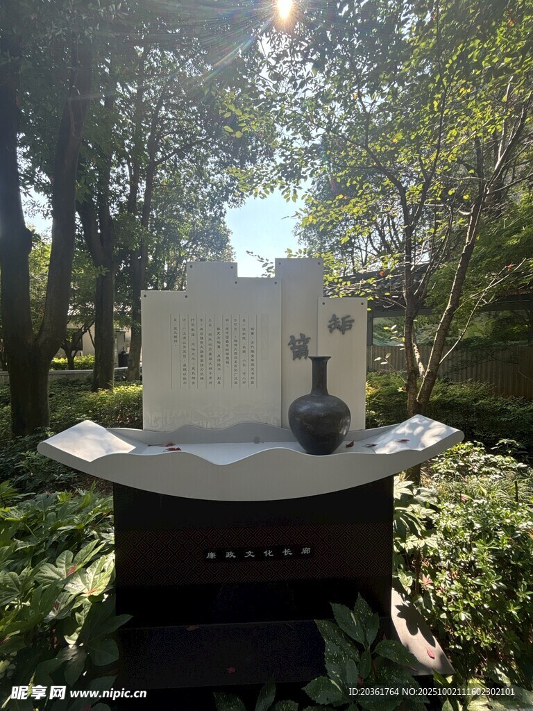 戶(hù)外林間的科學(xué)觀測(cè)設(shè)備