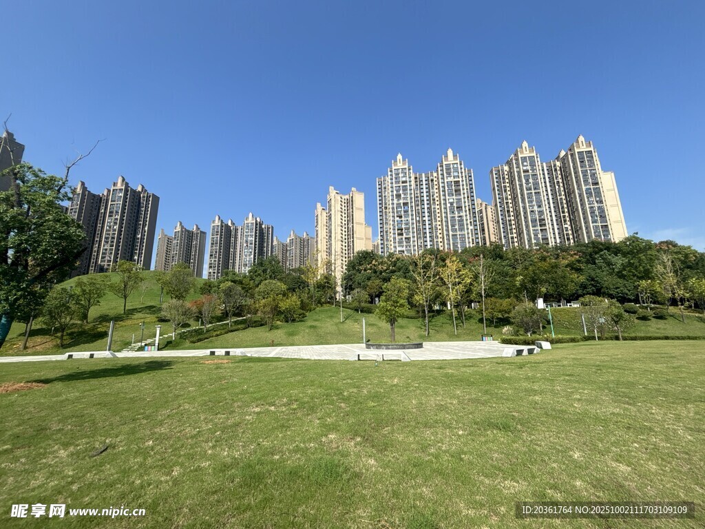 城市綠地旁的高樓景觀