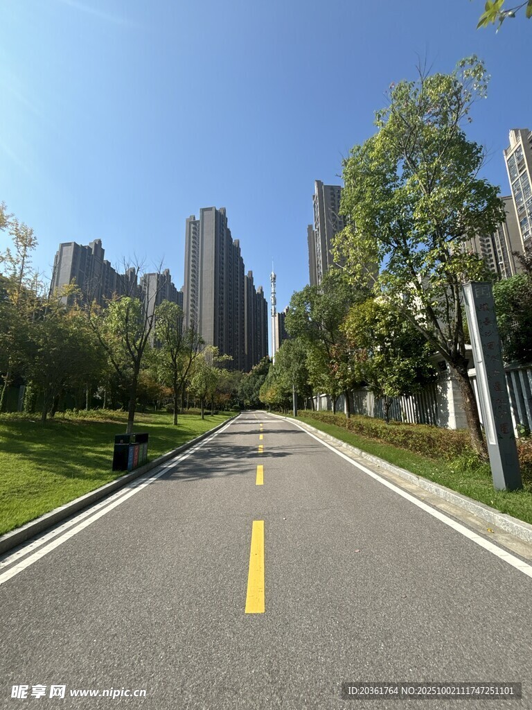 城市寬闊道路與林立高樓