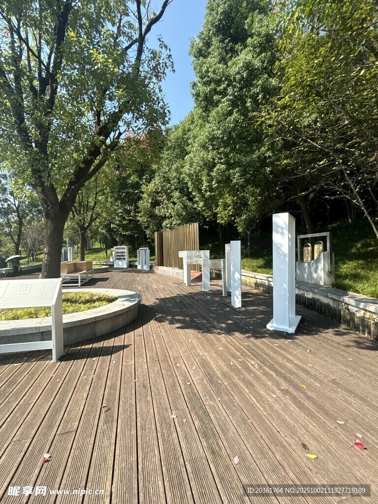 戶外木質(zhì)休閑平臺景觀