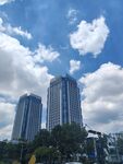 城市高樓與藍天白云景觀