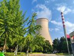 綠樹環(huán)繞的電廠冷卻塔