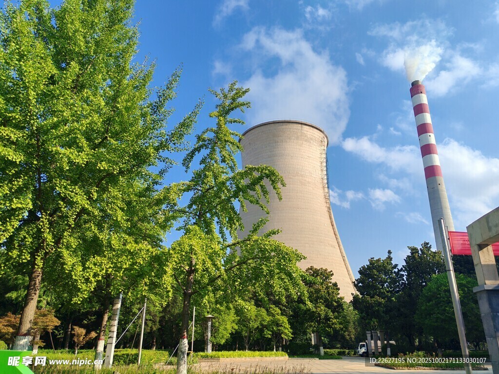 綠樹環(huán)繞的電廠冷卻塔