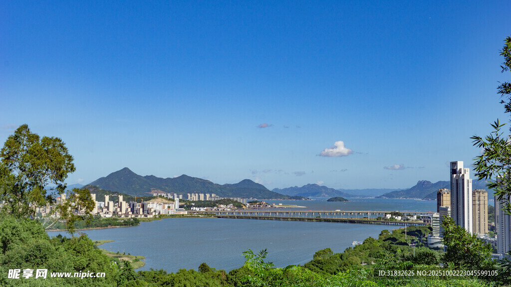 青山綠水間的開闊湖景