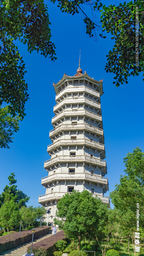 古塔矗立綠樹(shù)藍(lán)天間