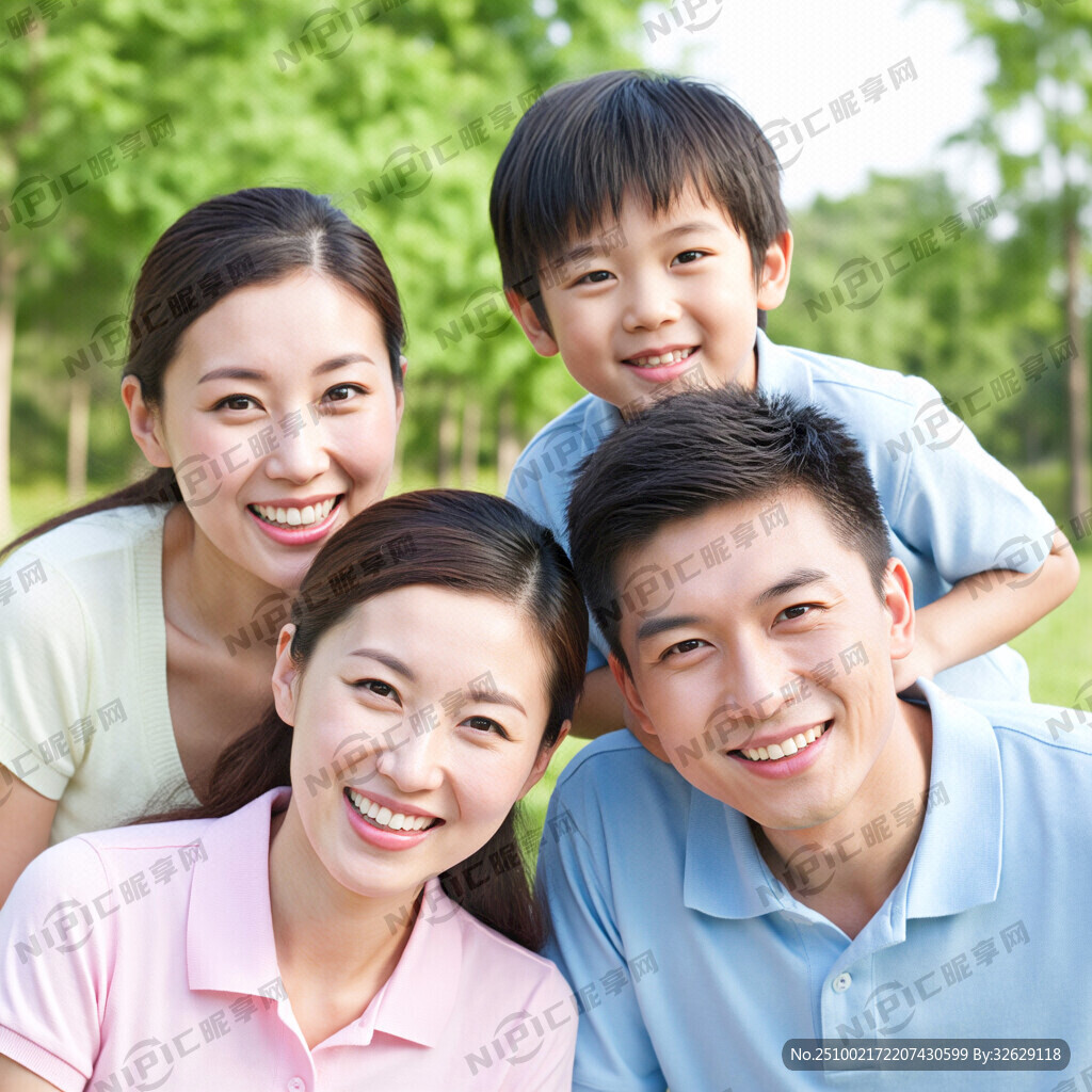一家四口戶外親子互動(dòng)的場(chǎng)景圖