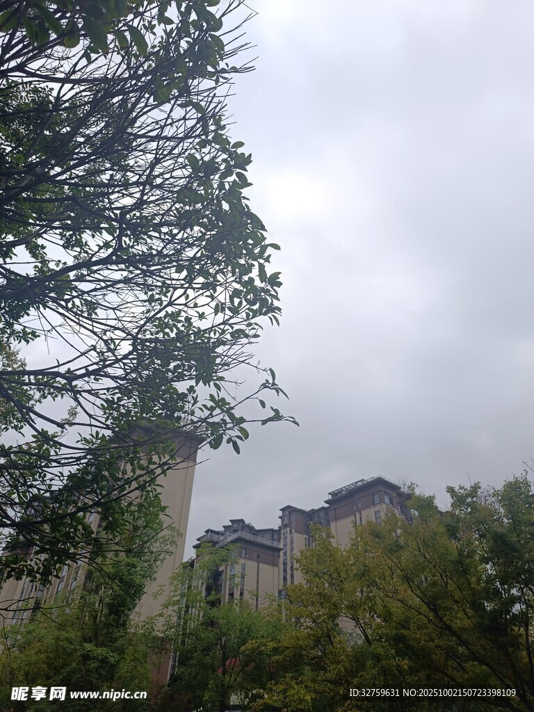 云霧中隱現(xiàn)的古老建筑