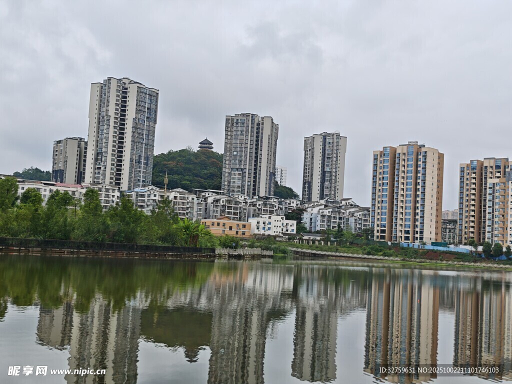湖畔高樓倒影美麗景致