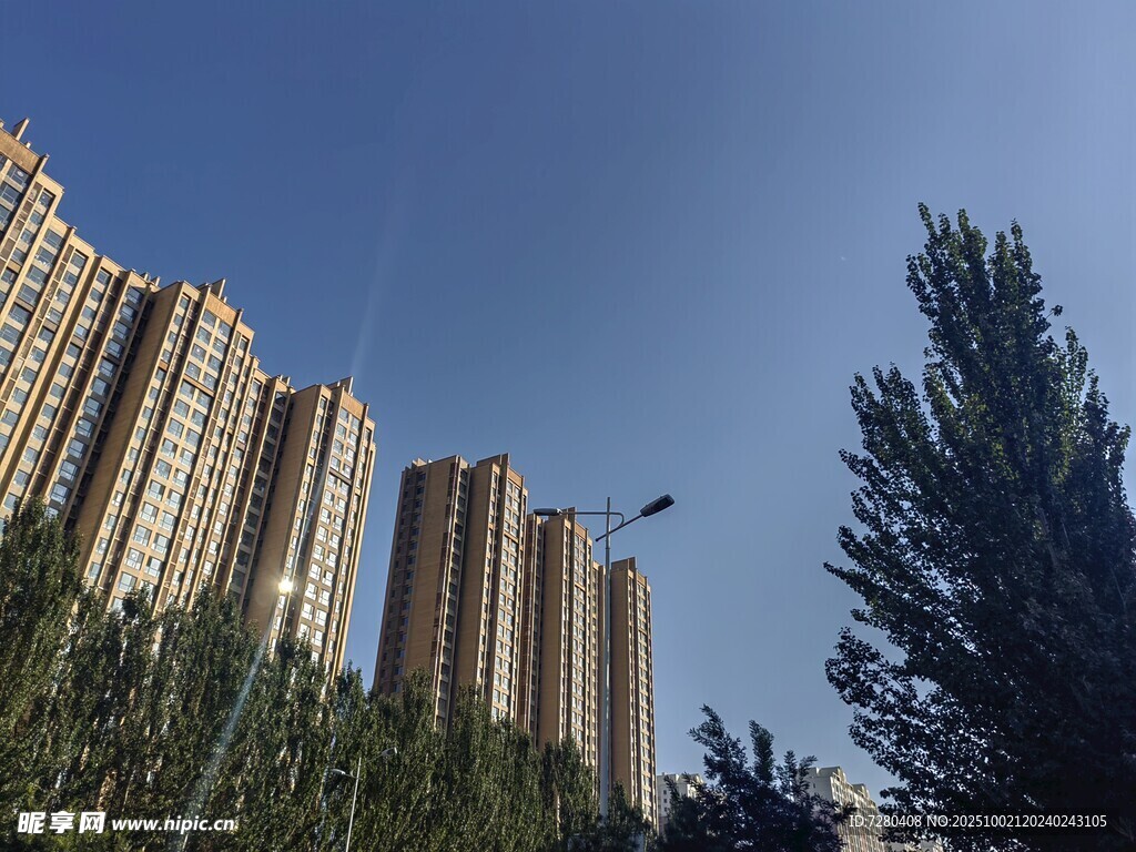 城市高樓與藍(lán)天綠樹景觀