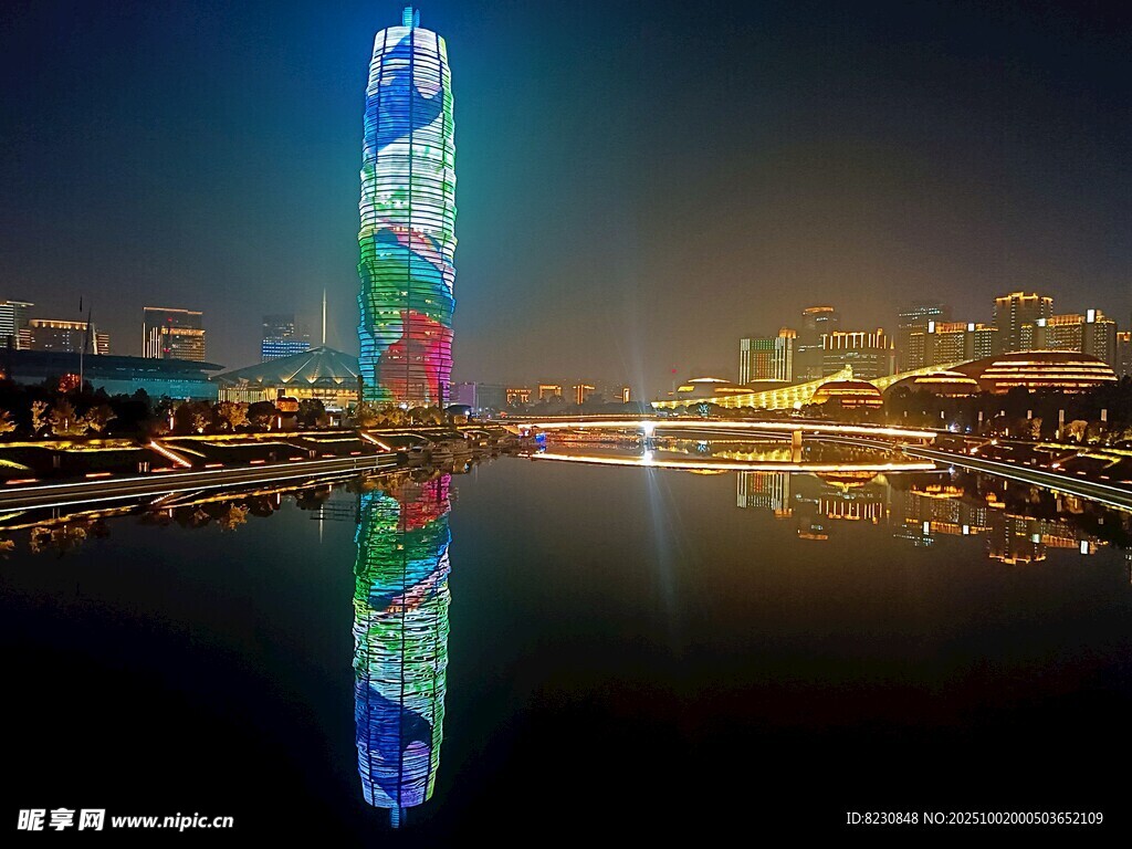 鄭州城市夜景中的絢麗發(fā)光建筑 