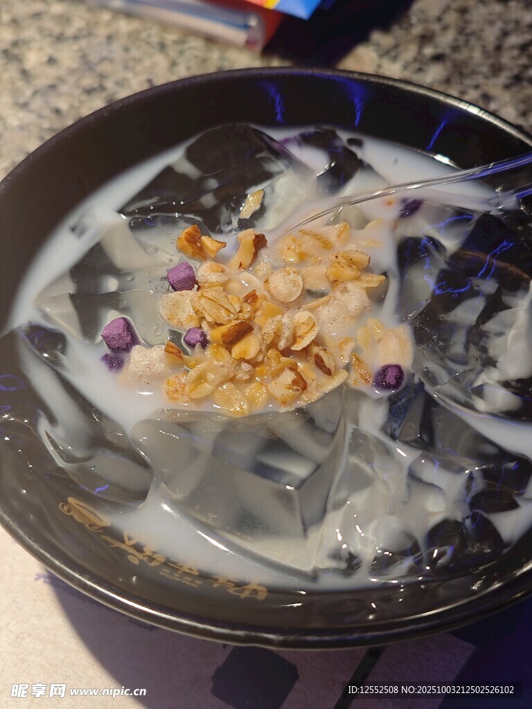 鍋中烹飪的多彩食材