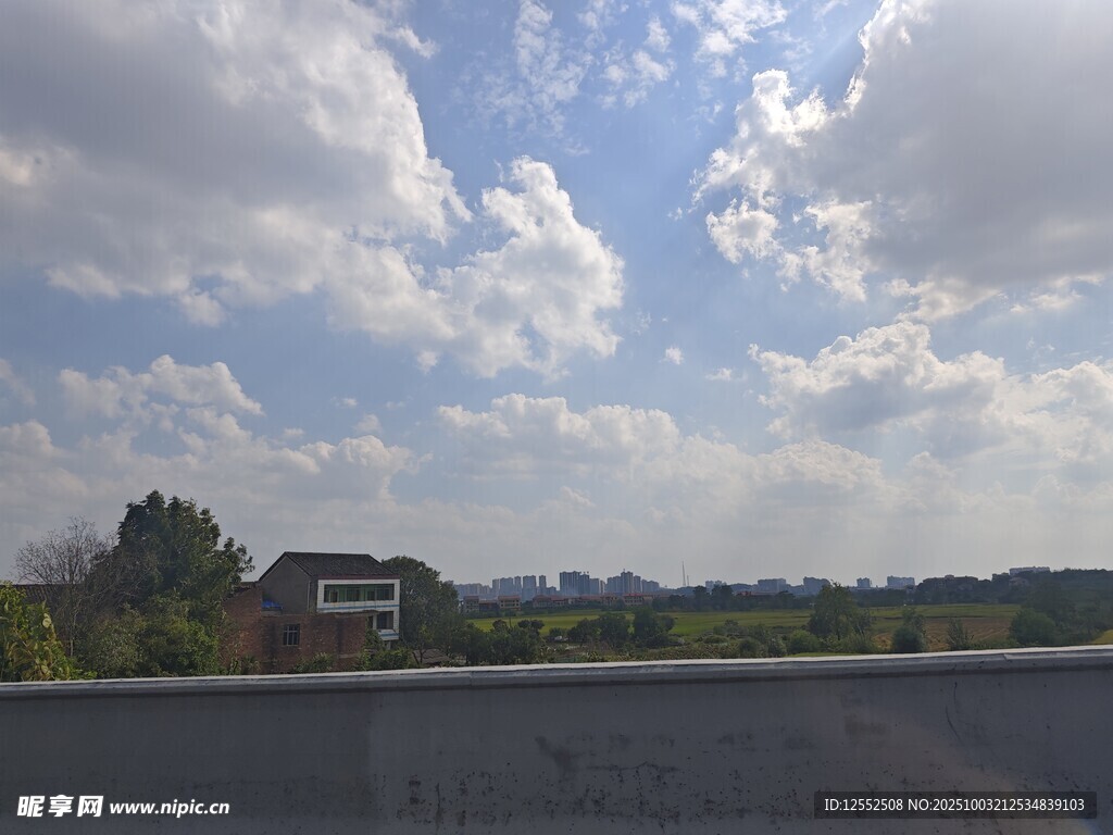 藍天白云下的開闊道路