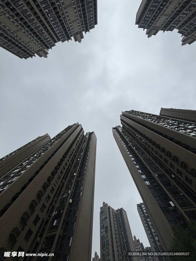 仰視城市林立高樓