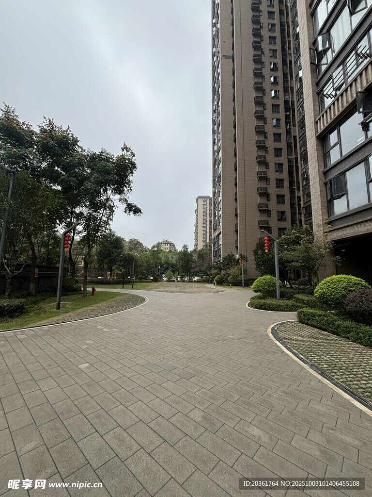 小區(qū)內(nèi)的寬敞道路景觀