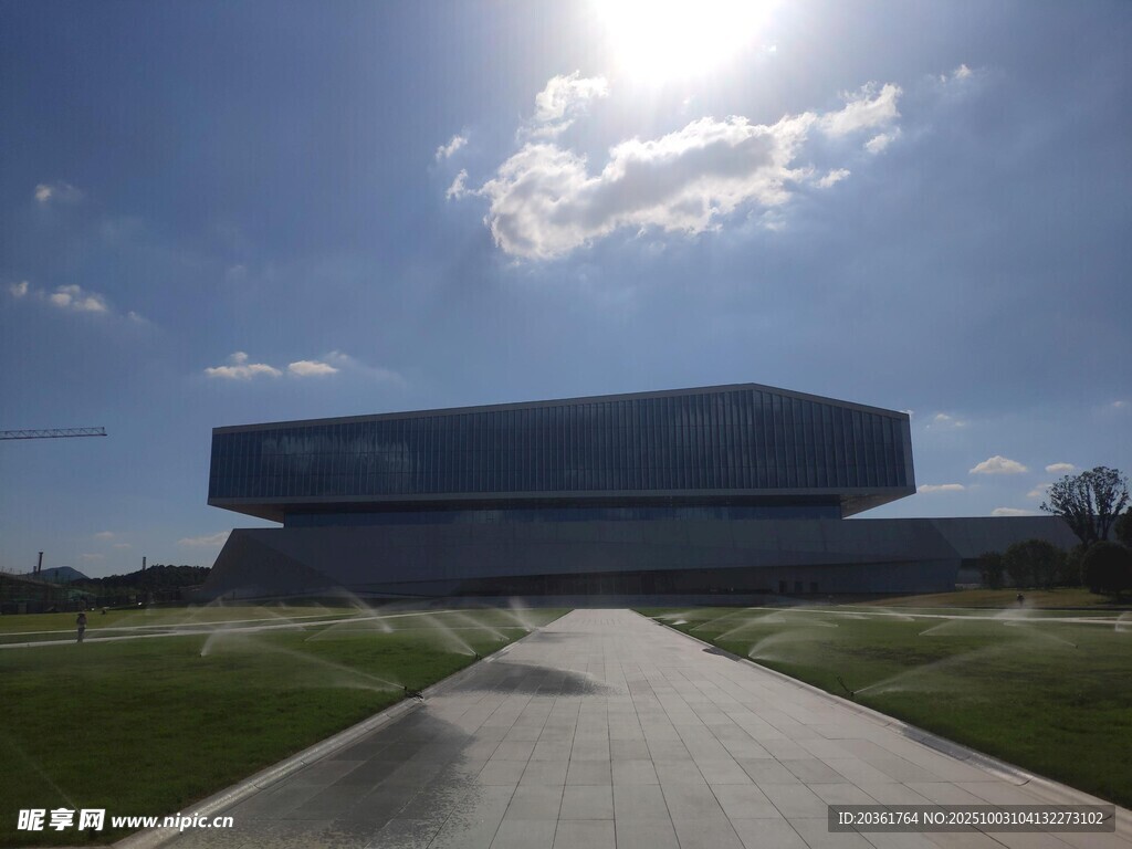現(xiàn)代建筑前的開闊景觀