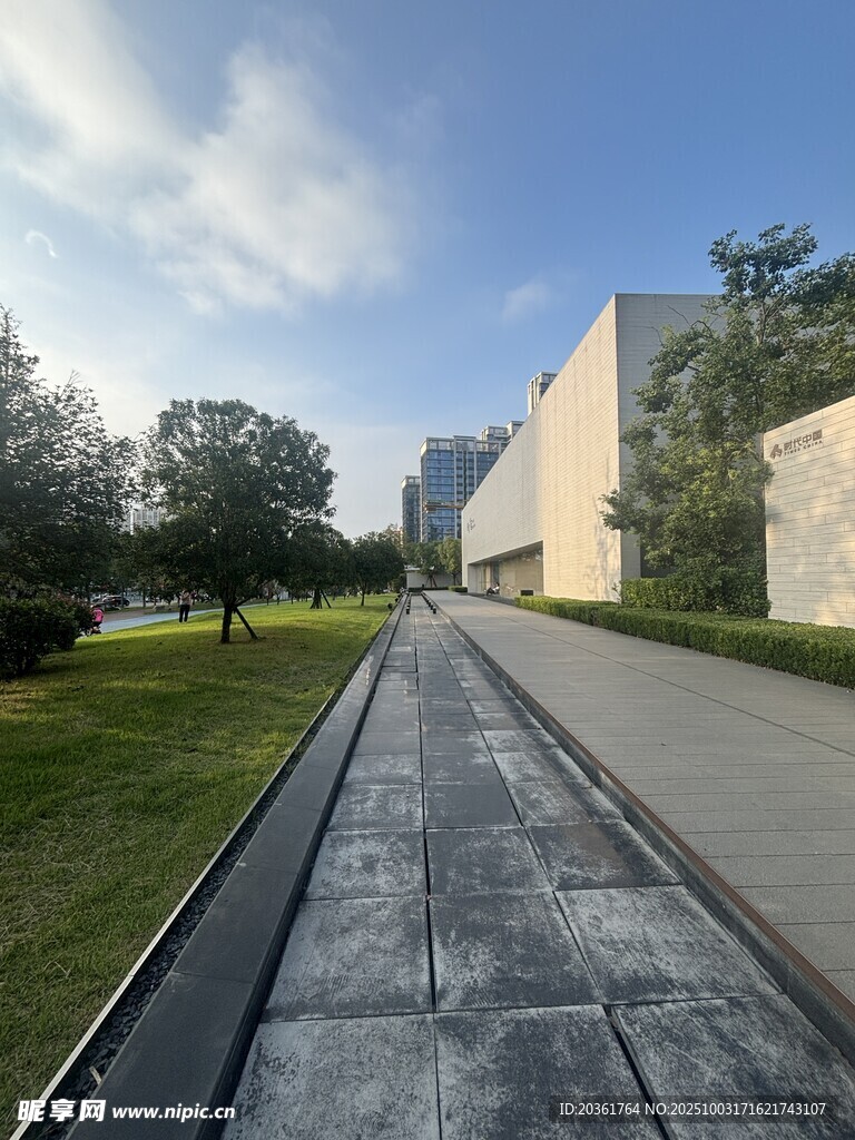 寬闊道路旁的現(xiàn)代建筑景觀