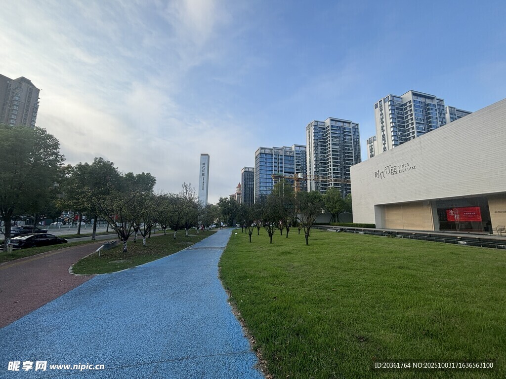 城市中的清新步道與建筑