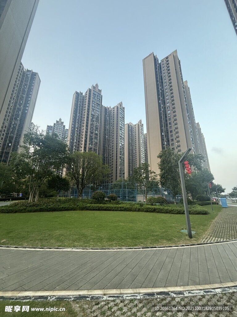 城市高樓與綠地景觀