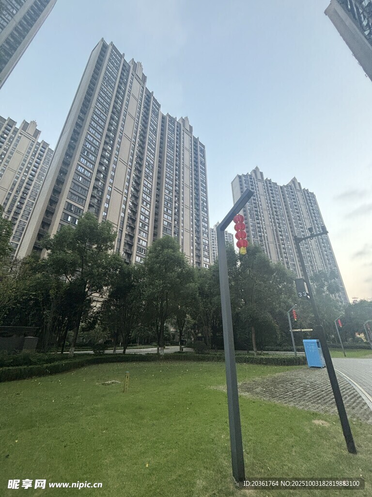 城市高樓旁的綠地景觀