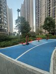 小區(qū)內(nèi)的藍(lán)色兒童游樂場地