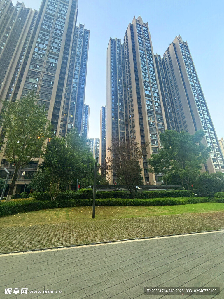 城市高樓與綠地景觀