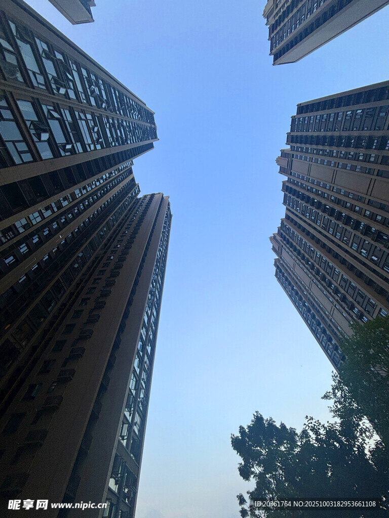 仰視林立高樓