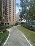 小區(qū)內(nèi)的靜謐林蔭步道