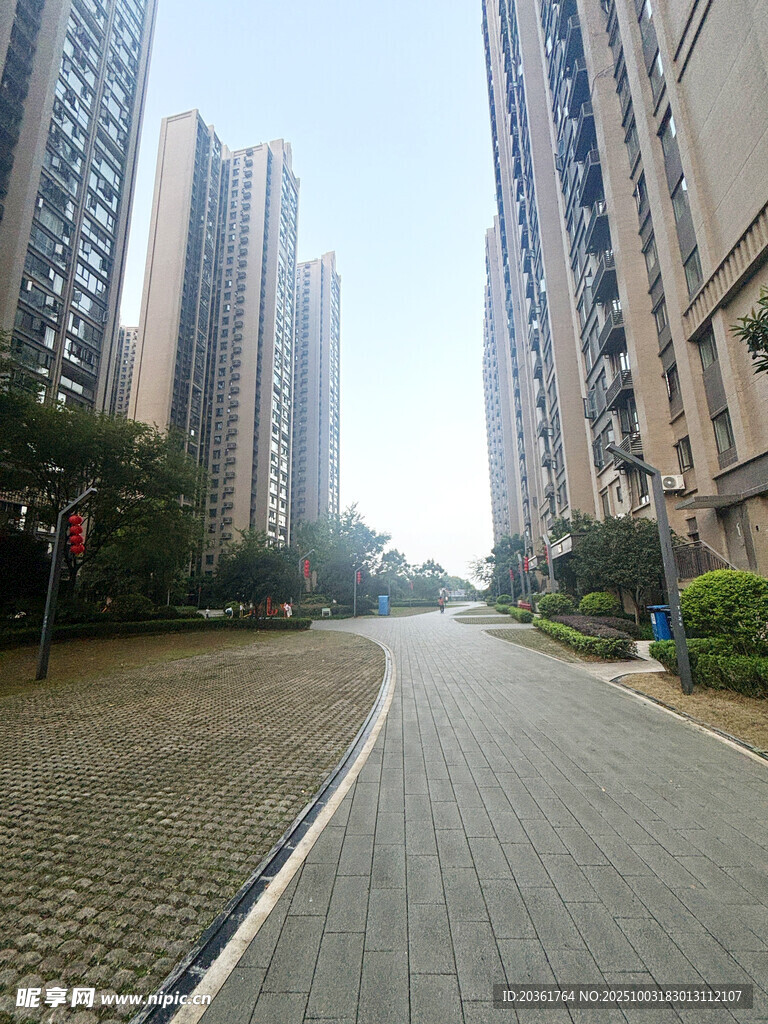城市小區(qū)內(nèi)的寬闊道路