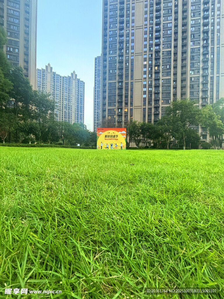 城市中的翠綠草坪景觀