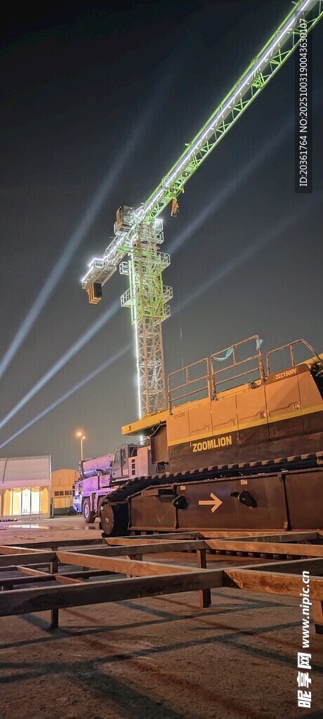 夜間工地塔吊作業(yè)景象
