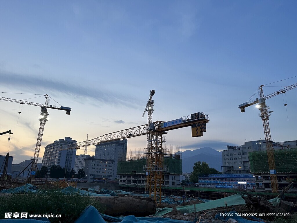 施工現(xiàn)場(chǎng)的多臺(tái)塔式起重機(jī)