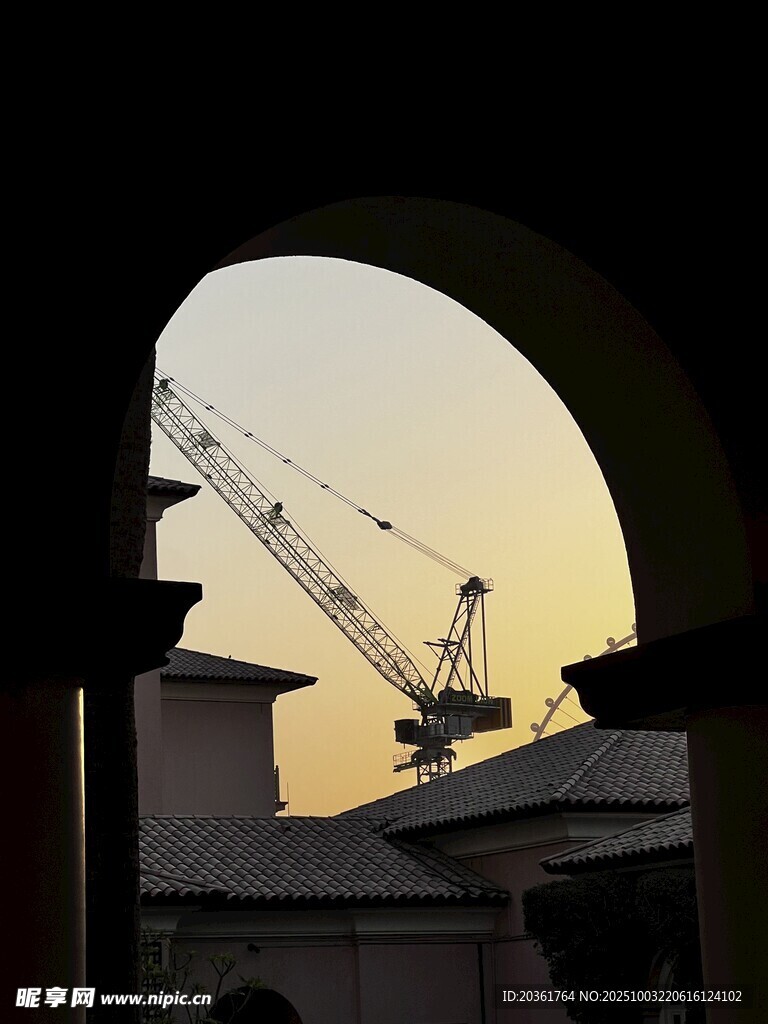 黃昏下的建筑起重機