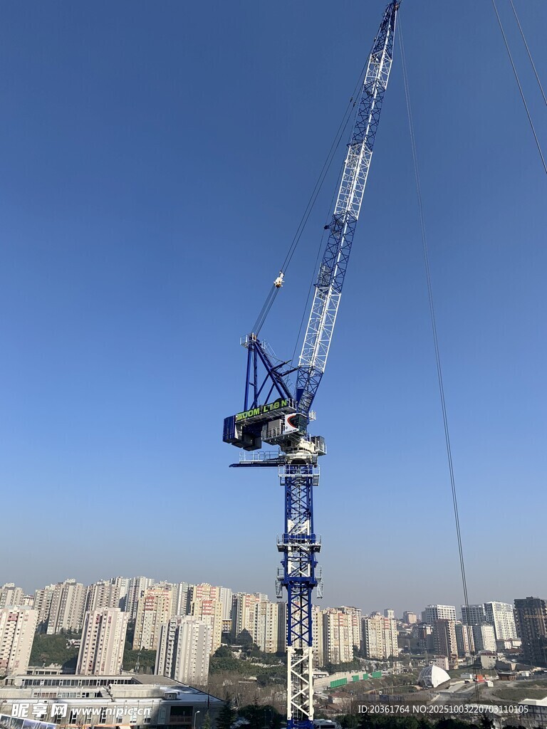 城市中的高聳塔式起重機