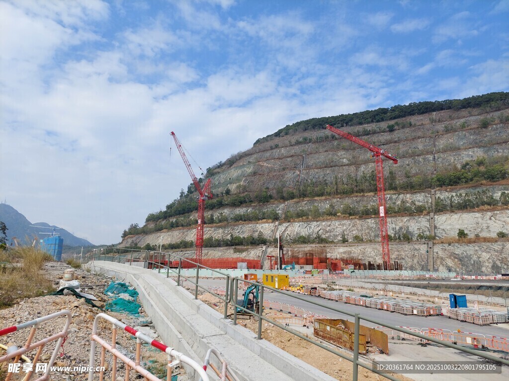 山地施工現(xiàn)場遠(yuǎn)景