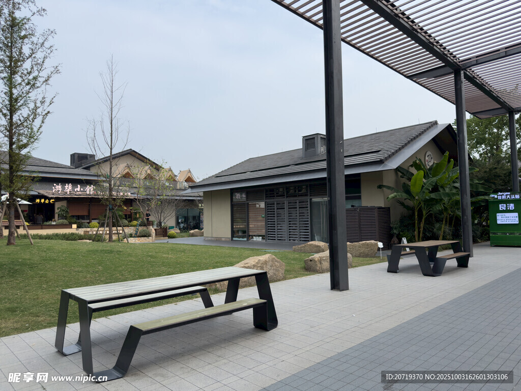 戶外休閑長椅與現(xiàn)代建筑