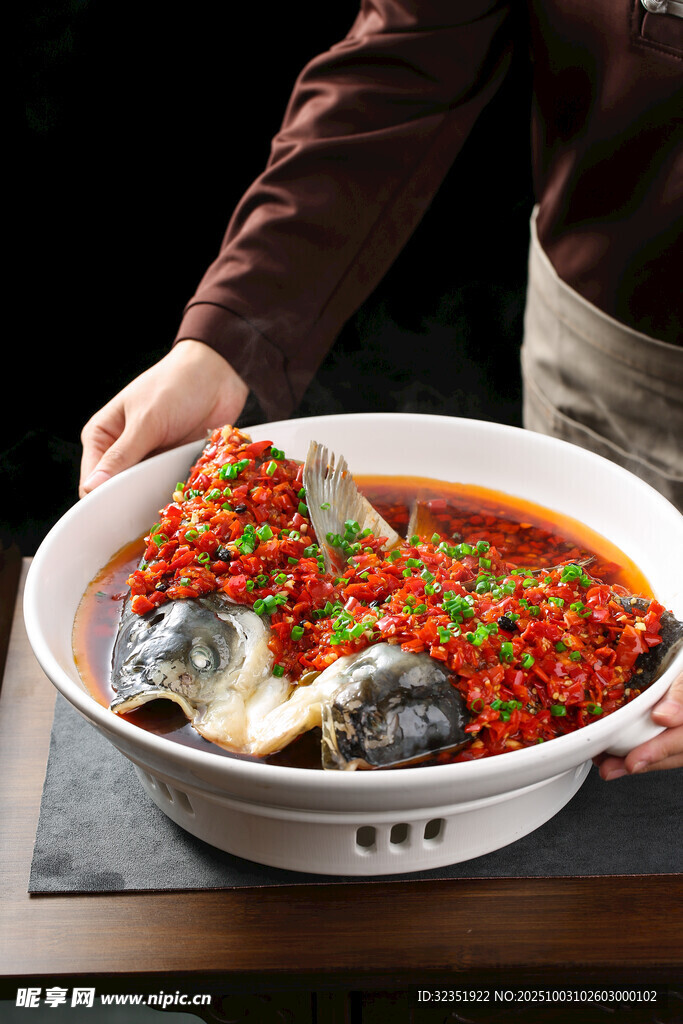 美味剁椒魚(yú)頭誘人呈現(xiàn)