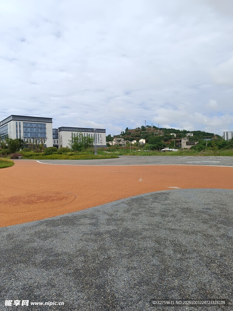 戶外開闊場(chǎng)地與遠(yuǎn)處建筑