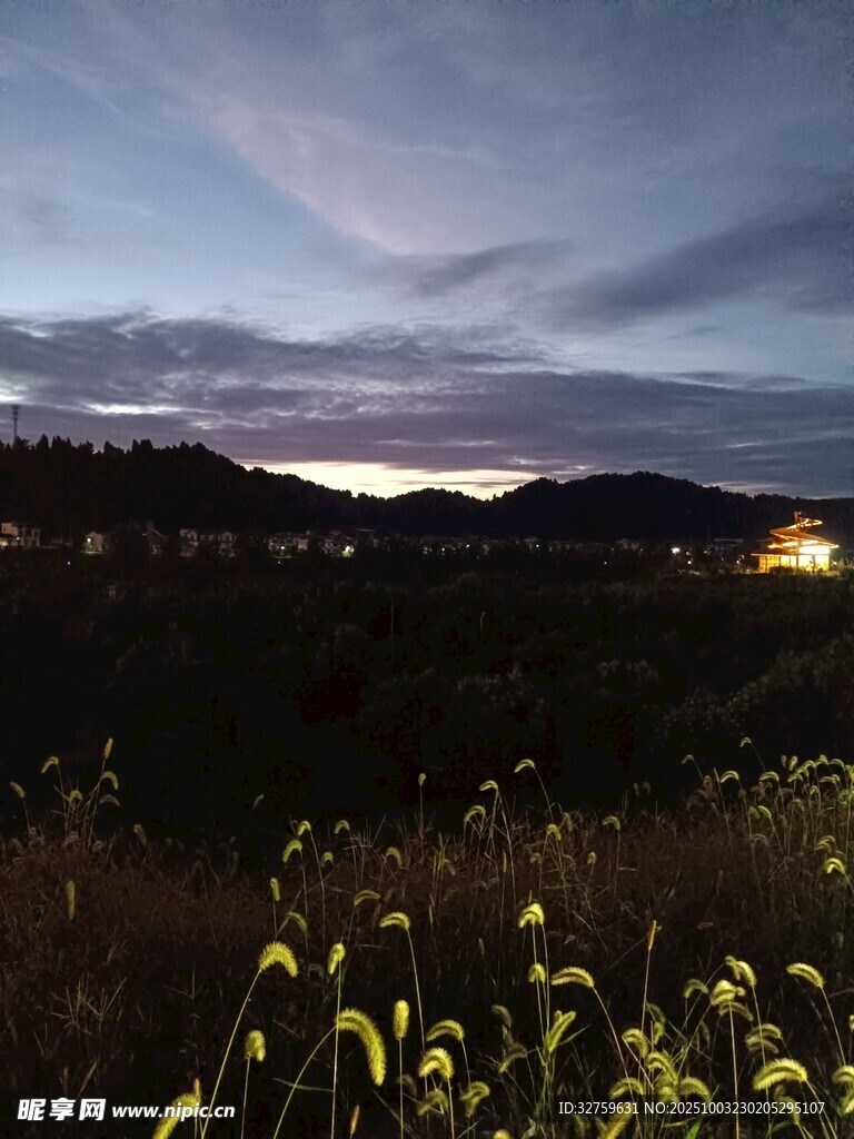 夜幕下的田野與遠(yuǎn)方燈火
