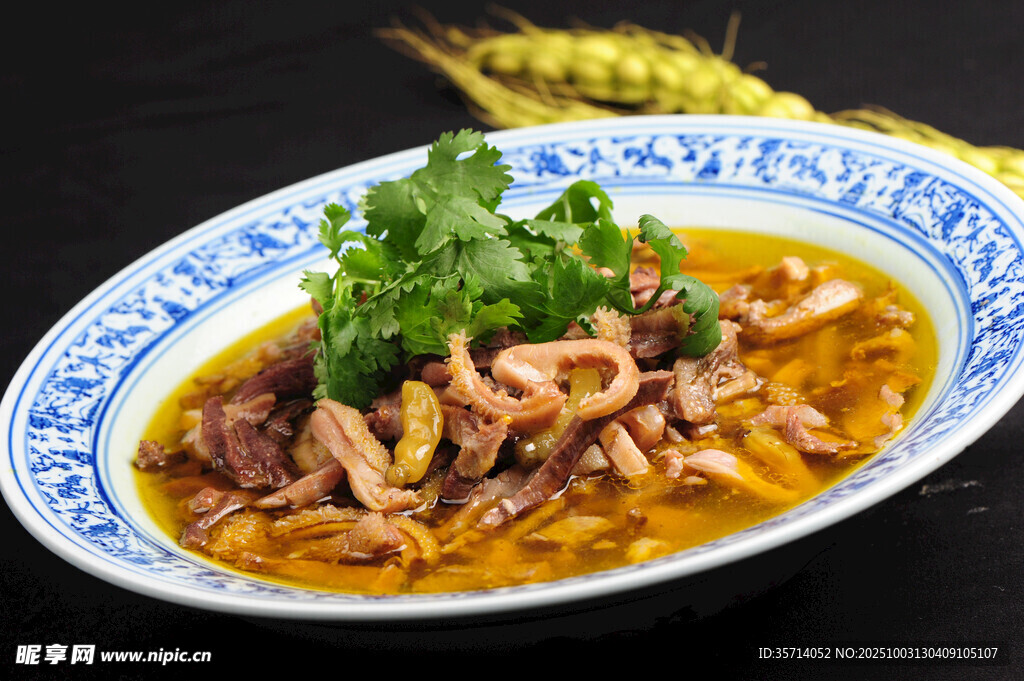 藍(lán)白瓷盤裝的美味牛肉菜肴