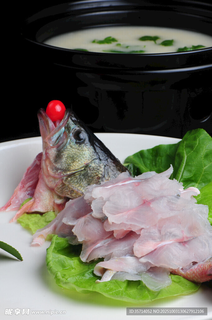 鮮嫩生魚片配魚頭湯