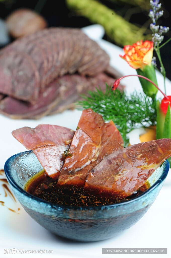 美味鹵味拼盤蘸料誘人