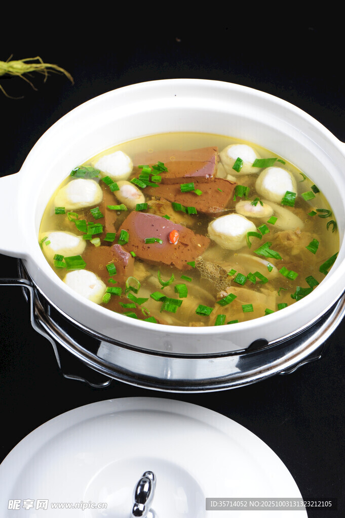 砂鍋燉煮的美味丸子湯