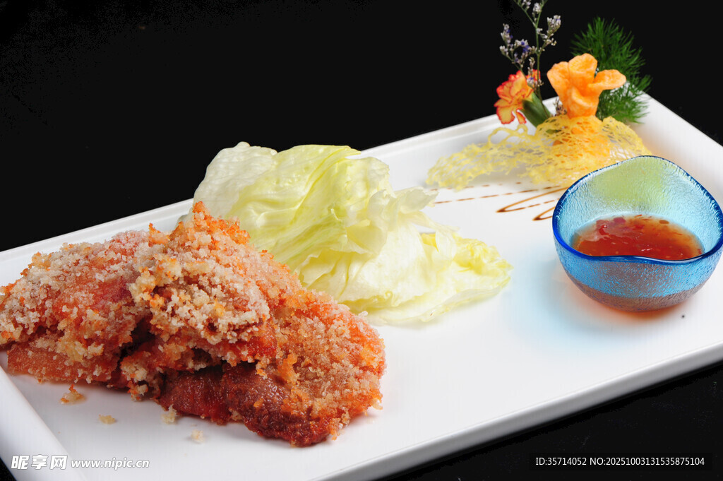 美味炸肉配蔬菜與蘸料
