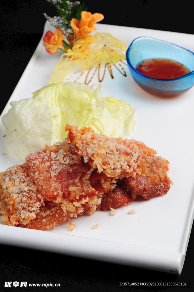 香酥炸雞排配蔬菜與蘸料