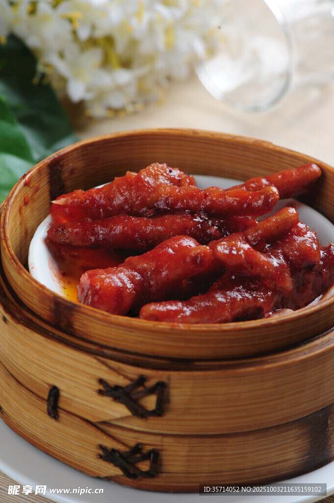 竹籠里的美味紅燒風(fēng)爪