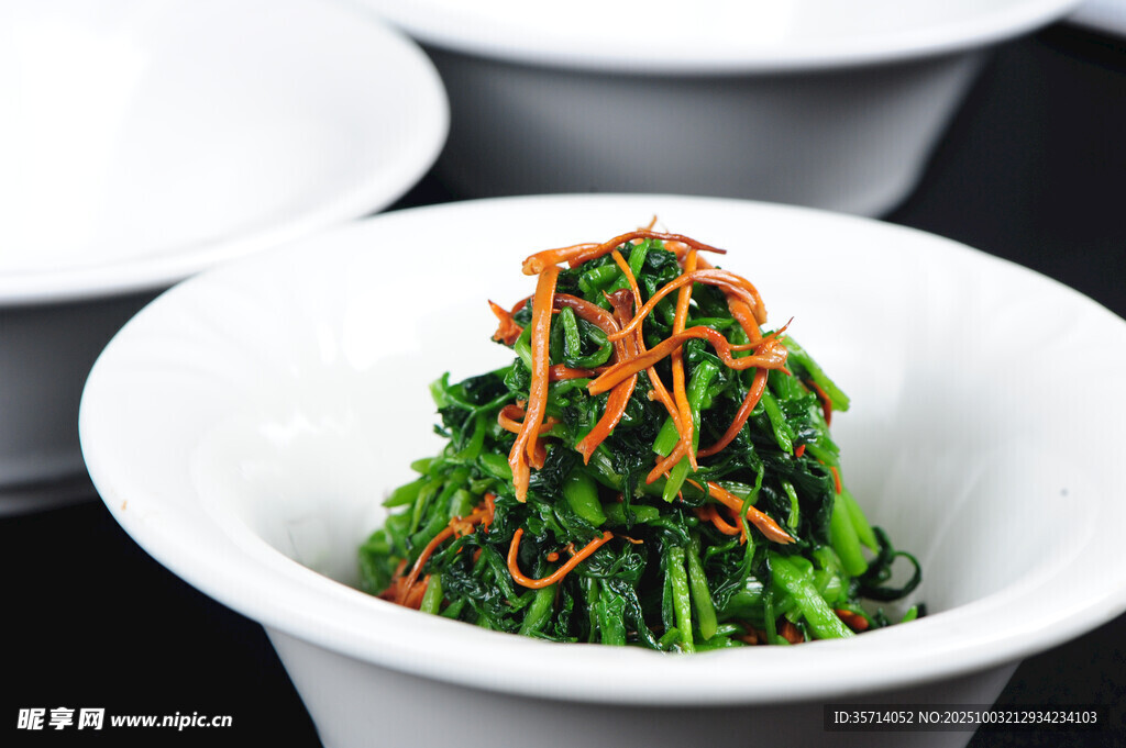 翠綠涼拌菜點綴胡蘿卜絲
