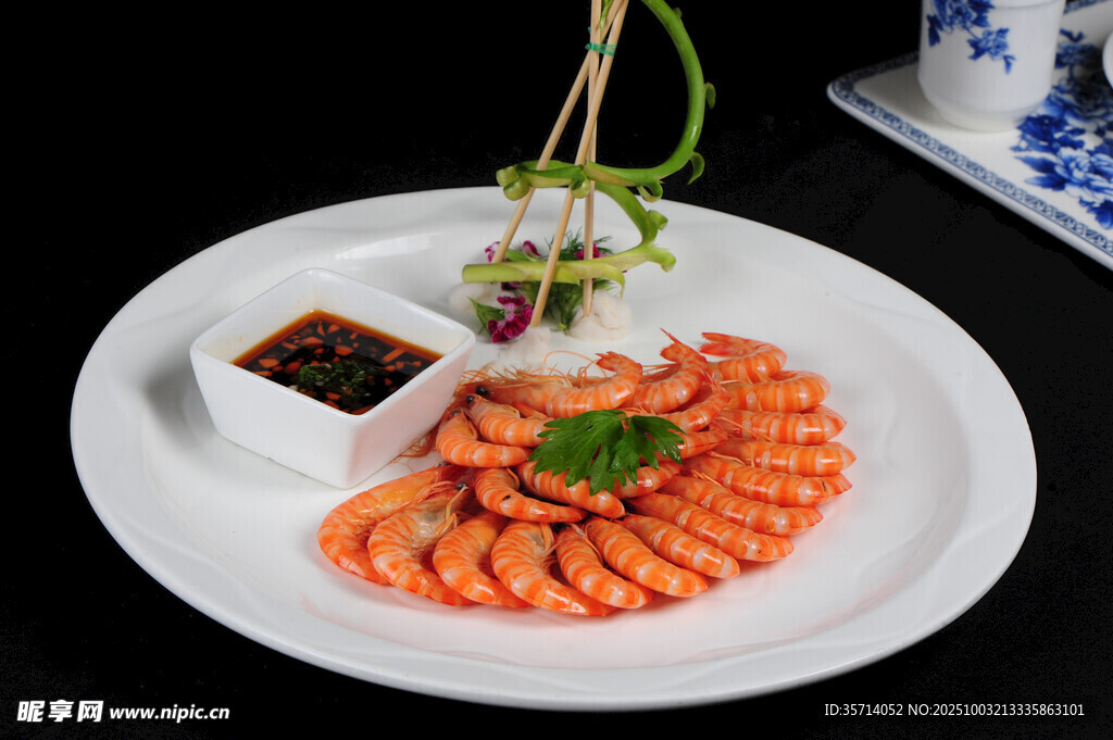 精致擺盤的美味蝦料理