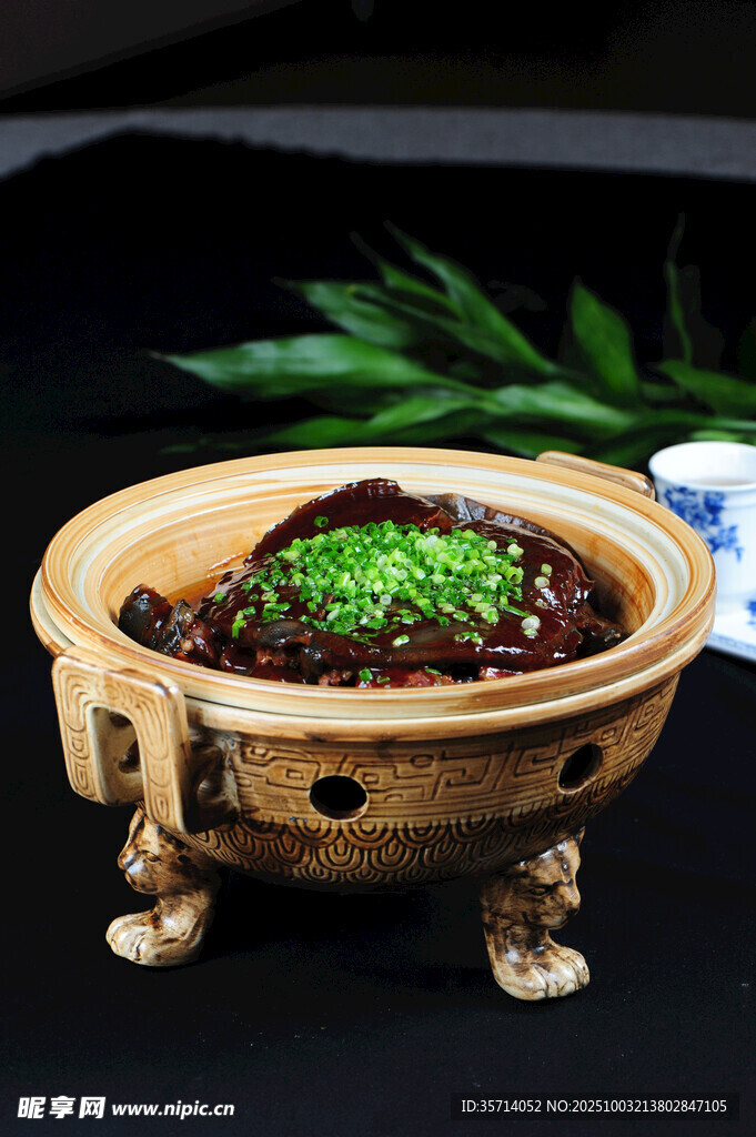 砂鍋美食鮮香誘人