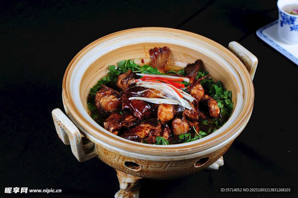 美味砂鍋煲食材豐富誘人